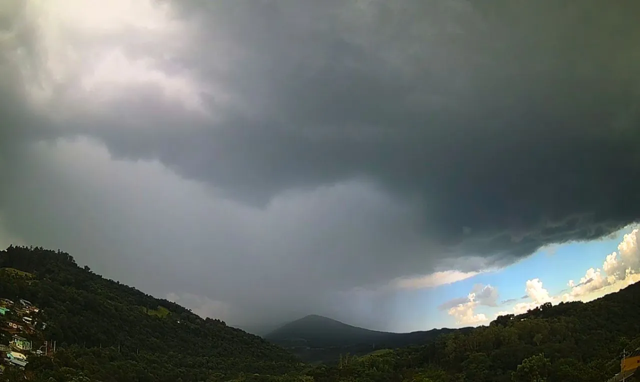A imagem mostra o avan&ccedil;o de chuva intensa em uma cidade